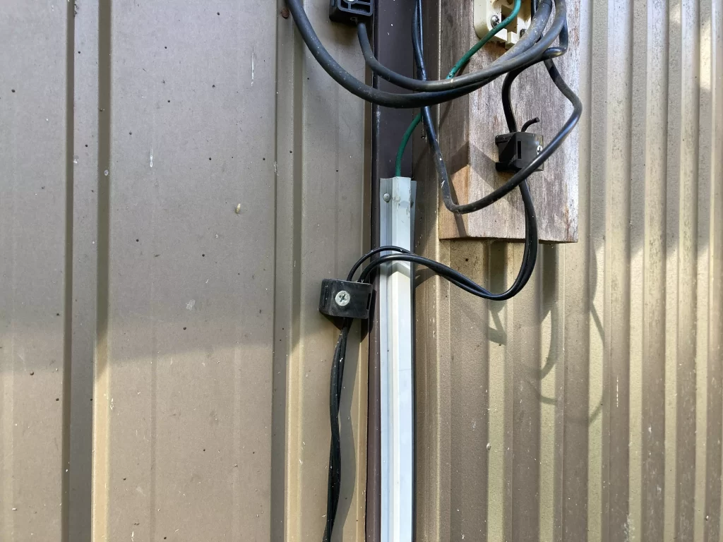 ダイソー配線カバー曲がり1