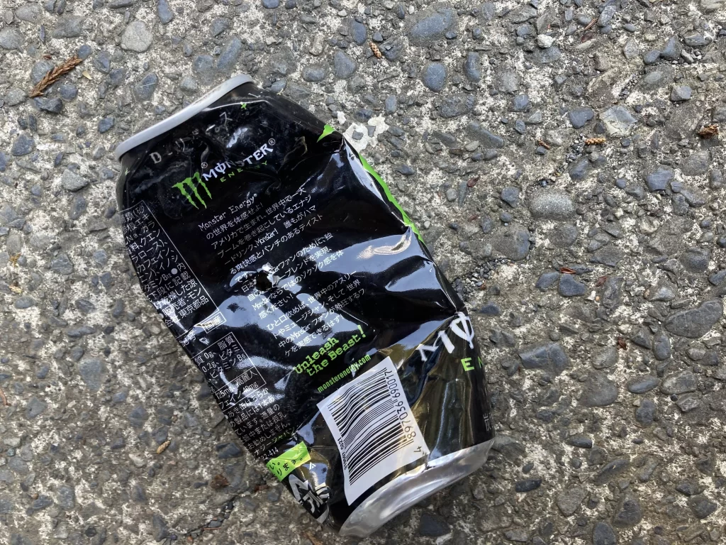 空き缶を縦に潰した様子