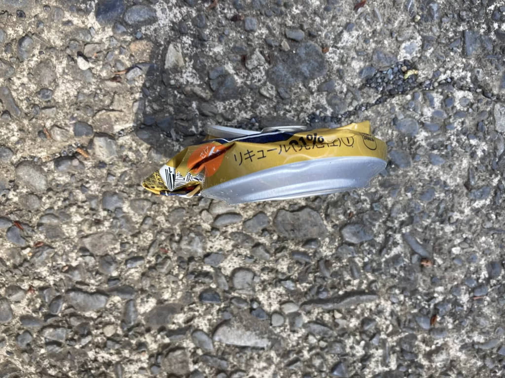 空き缶つぶし機で潰した缶