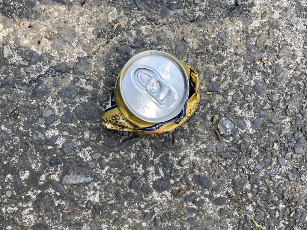 完全につぶれた缶